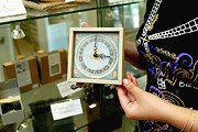 Сувенирная копия часов церкви Пюхавайму. Фото: Postimees