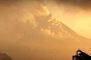 Сразу два вулкана проснулись в Индонезии. // Newsru.com