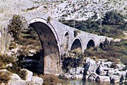 Живописный мост в Албании. // dfait-maeci.gc.ca