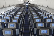 Салон самолета Boeing 737-800 Next Generation с системой развлечений // Boeing