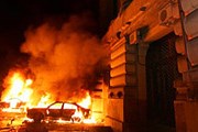 Демонстранты поджигали машины полицейских. // РИА "Новости"