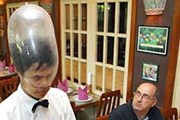 Униформа таиландских официантов - презерватив. // "Газета по-киевски online"