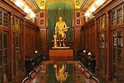 Золотая статуя Джорджа Вашингтона стоит в комнате для конференций. // i.podrobnosti.ua