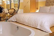 Ванна у кровати – так удобно. // unusualhotelsoftheworld.com