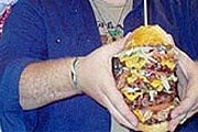 Мало кто сможет без последствий съесть гигантский гамбургер. // MIGnews.com