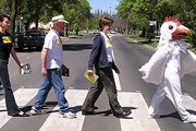 Походка Beatles на Abbey Road стала фирменной. // Google.com