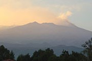 На Сицилии снова извергается Этна. // marin.ru