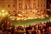 Туристы у фонтана Треви в Риме. // GettyImages