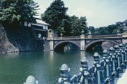 Императорский дворец в Токио окружен каменной стеной и рвом. // GettyImages