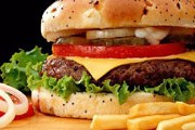 Гамбургер подают с картофелем фри. // Google.com