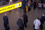 Пассажиры используют стойки автоматической регистрации в аэропорту Амстердама // Airliners.net