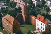 Туристам предложат спуститься с башни на стеклянном лифте. // leczyca.info.pl