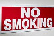Курить будет нельзя как в номерах, так и в коридорах, барах, холлах и ресторанах. // GettyImages