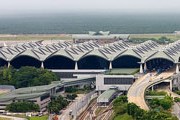 Главный терминал аэропорта Куала-Лумпура с железнодорожной станцией в цокольном этаже // Airliners.net