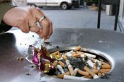 Во Франции запрещено курение в общественных местах. // pap.com.pl