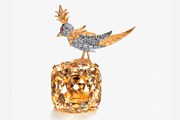 На бриллианте сидит птица из золота и платины. // time.com