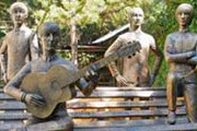 Скульптуры музыкантов выполнены в натуральный рост. // Google.com