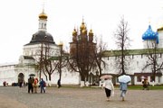В мае 1822 года архимандрит Филарет дал благословение на сооружение торговых рядов и гостиницы напротив Лавры. // Travel.ru