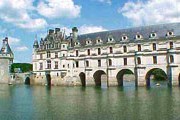 Франция по-прежнему привлекает туристов. // a-castle-for-rent.com