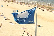 В этом году "Голубые флаги" имеют 2 579 пляжей мира. // jurmala.lv