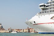 Круизный теплоход у берегов Венеции // GettyImages