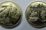 На одной стороне монеты изображены устецкий маяк и слупская ратуша, на другой - гербы двух городов. // Travel.ru