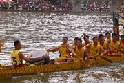 Гонки на драконьих лодках - традиционные соревнования в Китае. // russian.xinhuanet.com