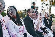 Некоторые "зомби" предпочитают рядиться в окровавленные свадебные костюмы. // MIGnews.com
