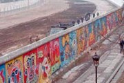 Берлинскую стену спасут от туристов. // pics.livejournal.com