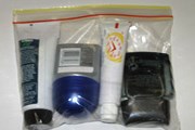 Застегиваемый пластиковый пакет, в который надлежит упаковывать жидкости в емкостях не более 100 мл // Travel.ru