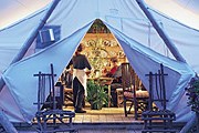 Внутри большой палатки – уютная столовая. // usatoday.com