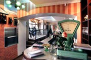 Интерьер ресторана дополняют оригинальные предметы эпохи 1950-х. // pokrovskie-vorota.ru