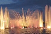 Знаменитый плавучий фонтан в Санкт-Петербурге // traveltours.ru
