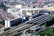Справа - нынешний Южный вокзал, слева - запасные пути, на месте которых будет построен новый главный вокзал // wikipedia.org