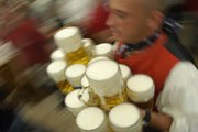 На фестивале пиво пьют литровыми кружками. // fotostory.at