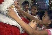Филиппинская девочка с Санта-Клаусом // Первый канал