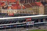 На фоне старинной Праги стадион смотрится ужасно. // wikimedia.org