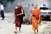 Монахи требовали смены власти и освобождения политических заключенных. // rezonans.info