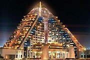 Отель построен в виде стеклянной пирамиды. // booking.com