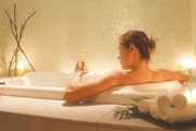 Клиентам предложат ванну и массаж с применением шампанского. // static.howstuffworks.com