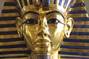 Мумию фараона достали из саркофага и установили за стеклянной витриной. // РИА "Новости"