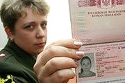 Дети до 14 лет могут покидать страну при условии, что они вписаны в паспорта родителей. // Известия