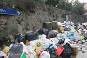 Неаполь по-прежнему завален мусором. // PAP