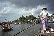 Сейчас гостей фестиваля возят на лодках. // vietnamartbooks.com