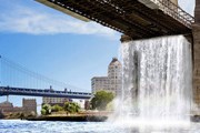 Один из водопадов будет низвергаться с Бруклинского моста. // gizmodo.com