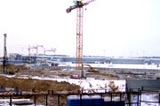 Вид строящегося терминала Шереметьево-3 со стороны Шереметьево-2. На переднем плане - котлован соединительной галереи между терминалами и станцией. // Travel.ru