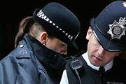 Полиция Британии начинает эксперимент "упрощенного обыска". // reuters.com