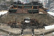 Навершие ворот Намдэмун полностью сгорело. // AP/Scanpix