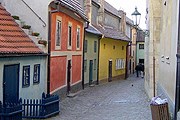 Золотая улочка открыта для туристов. // praha.zazrcadlem.cz