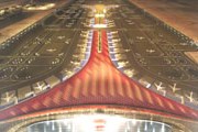 Терминал 3 аэропорта Пекина - вид со стороны конкорса С // ite.de